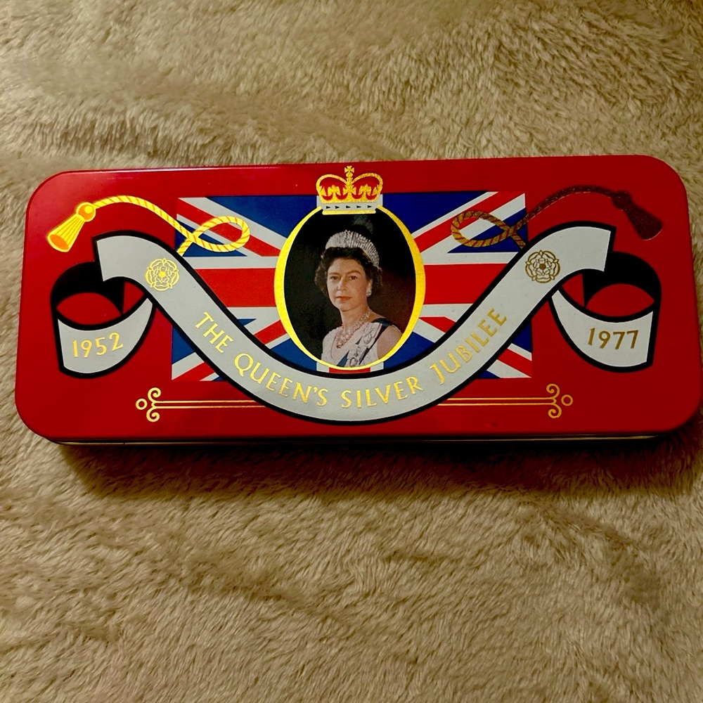 Rare Vintage Queen Elizabeth II 1977 Silver Jubilee Souvenir Tin